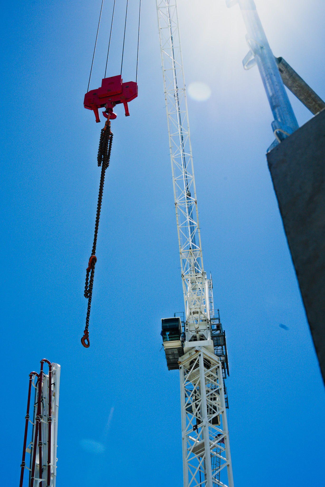 Luffing-boom tower crane on an inner-city site